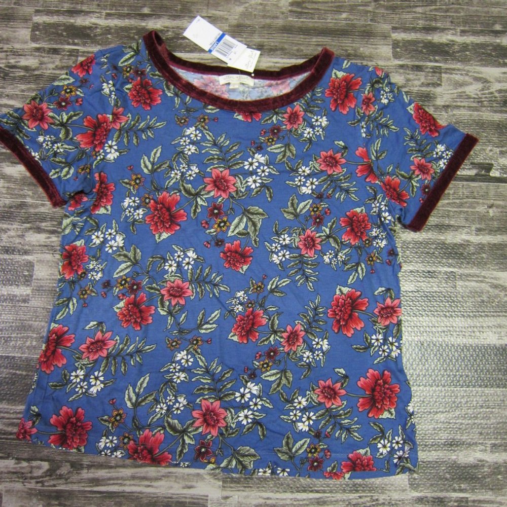 NWT Women's Print/Velvet Trimmed Short Sleeve Top